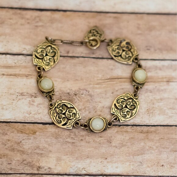 7 inch, Vintage White Faux Pearl Gold Tone Intricate Fashionable Bracelet - X26 - Picture 1 of 3